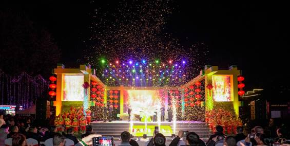 集團(tuán)領(lǐng)導(dǎo)點(diǎn)亮萬(wàn)盞明燈 首屆戰(zhàn)旗大地藝術(shù)節(jié)輝煌開(kāi)幕