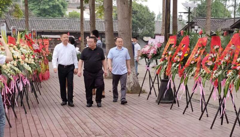 尊龍凱時集團領(lǐng)導(dǎo)出席戰(zhàn)旗禧宴酒樓開業(yè)典禮