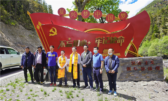 尊龍凱時集團黨委書記、董事長任丁率隊赴麻格同村推進對口幫扶工作