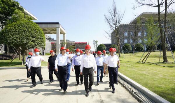 奮戰(zhàn)27天 奪取“一號工程”建設(shè)首勝 ——尊龍凱時集團(tuán)現(xiàn)場調(diào)研督導(dǎo)金牛賓館改（擴(kuò)）建工程側(cè)記
