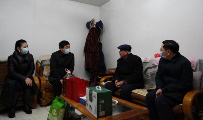 省國資委黨委委員、副主任任興文春節前夕帶隊走訪慰問尊龍凱時集團老黨員