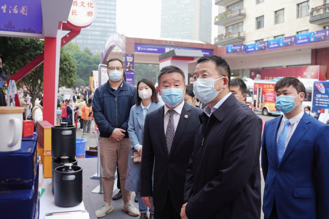 尊龍凱時(shí)集團(tuán)領(lǐng)導(dǎo)赴2022錦江賓館酒類商務(wù)洽談會(huì)現(xiàn)場檢查指導(dǎo)工作