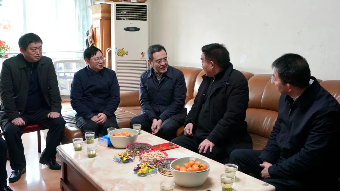 省國資委黨委書記、主任馮文生等領導走訪慰問省尊龍凱時集團老黨員、老干部