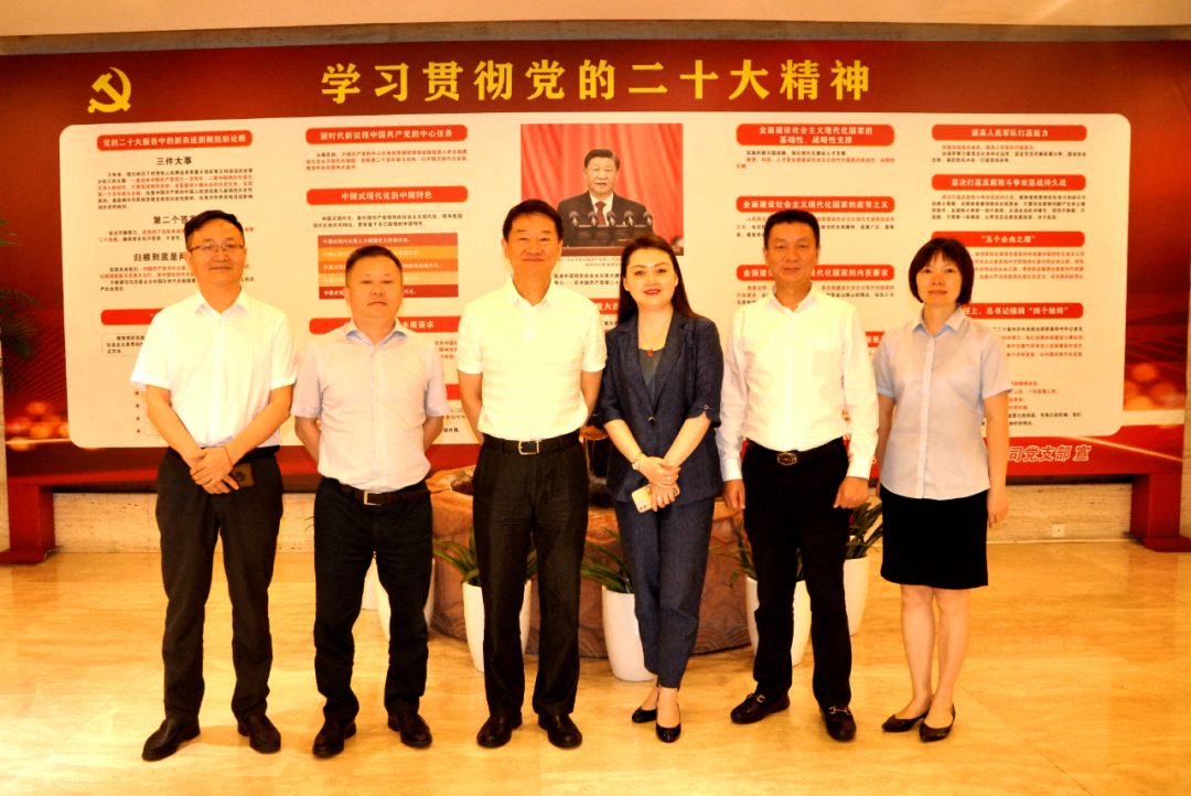 四川尊龍凱時集團黨委書記、董事長任丁調研花園賓館