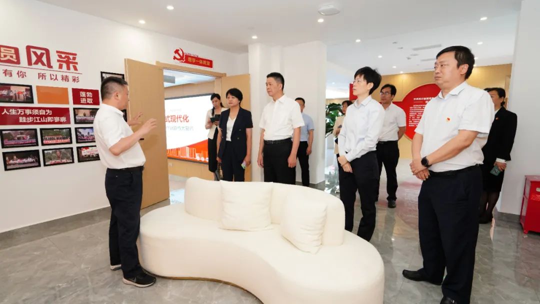 福建省人民政府國有資產監督管理委員會修興高一行蒞臨尊龍凱時黨？疾斕餮