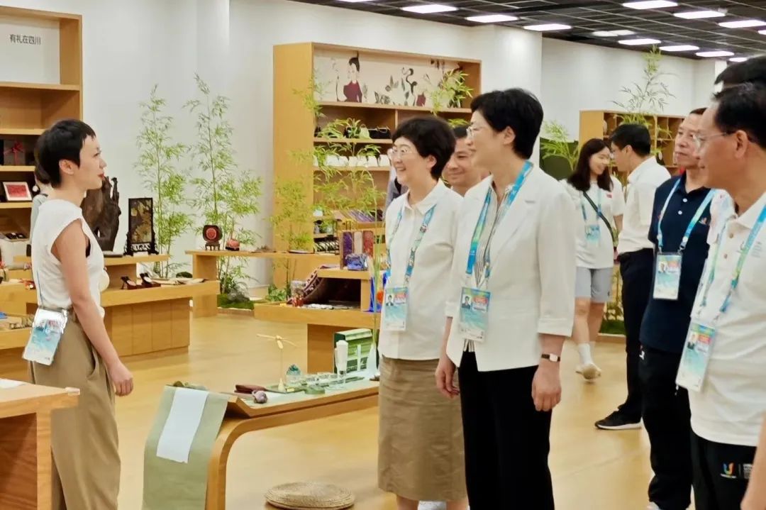 省、市領導視察大運村“有禮在四川”四川特色商品館