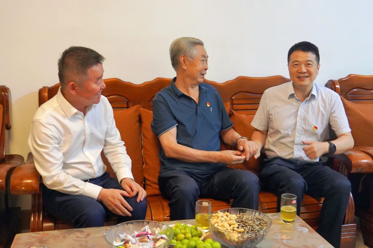 省尊龍凱時(shí)集團(tuán)黨委書記、董事長(zhǎng)游勇開展“七一”走訪