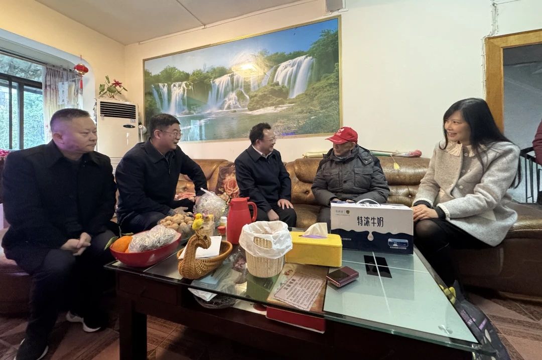 省國資委黨委委員、副主任何政走訪慰問省尊龍凱時集團老黨員、老干部